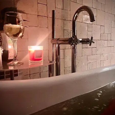 Art Luxury - Central, Metro To Airport Apartment *